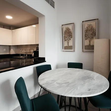 Izzzi - One Bedroom Apartment, Sparkle Tower Dubai Exterior photo