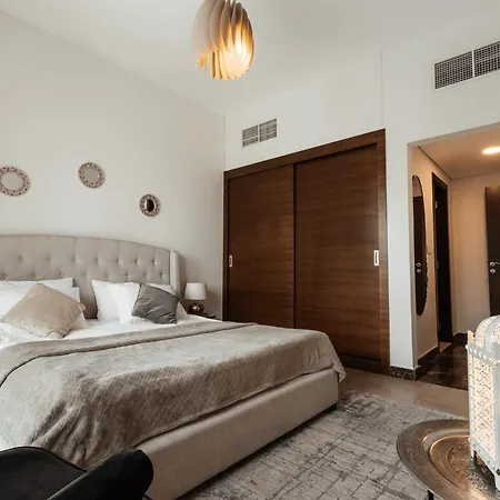 Izzzi - One Bedroom Apartment, Sparkle Tower Dubai Exterior photo